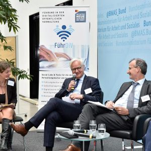 Doreen Molnár (Abteilung DA  -  Digitalisierung und Arbeitswelt, BMAS), Dirk Lönnecke, (Kreisdirektor Soest), Herr Bizer (Vorstandsvorsitzender Dataport), Frau Dr. Borggräfe (Abteilungsleiterin "Digitalisierung und Arbeitswelt", BMAS),