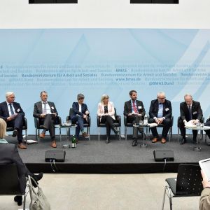 Podium: v.l.n.r. : Doreen Molnár (Abteilung DA  -  Digitalisierung und Arbeitswelt, BMAS), Dirk Lönnecke, (Kreisdirektor Soest), Herr Bizer (Vorstandsvorsitzender Dataport), Frau Dr. Borggräfe (Abteilungsleiterin "Digitalisierung und Arbeitswelt", BMAS),