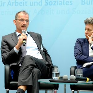Herr Bizer (Vorstandsvorsitzender Dataport), Frau Dr. Borggräfe (Abteilungsleiterin "Digitalisierung und Arbeitswelt", BMAS)